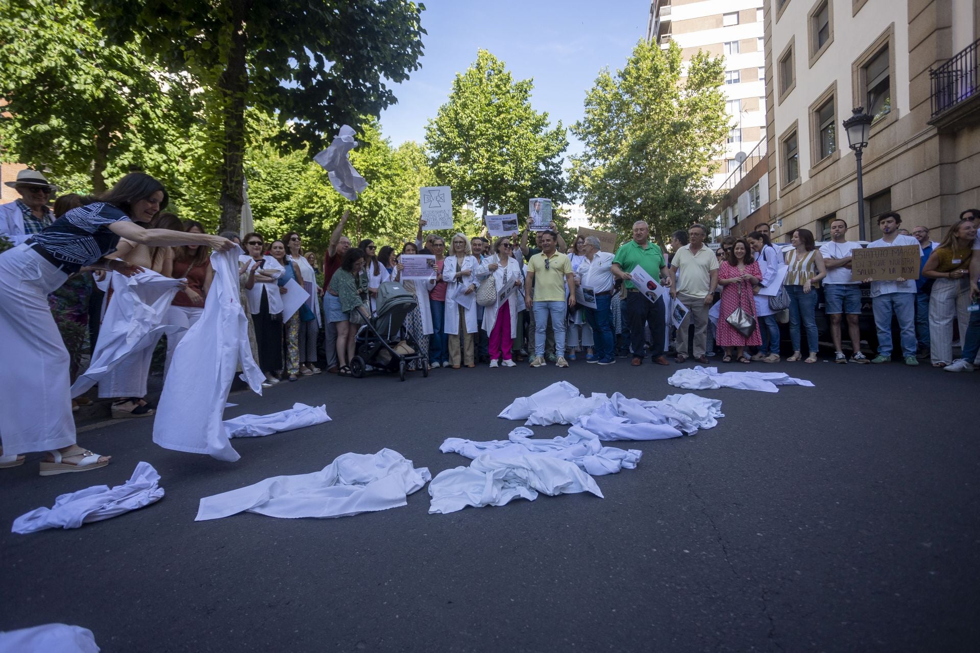 La protesta de los médicos extremeños, en imágenes