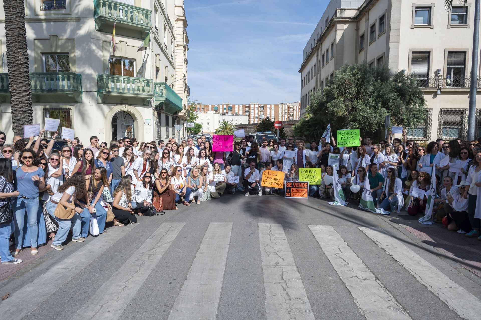 «Esto es vocación, no explotación', 'horas trabajadas, horas cotizadas', 'Estatuto Marco: en jaque nuestra salud y la tuya' o 'Mónica dimite, los médicos no te admiten' han sido solo algunos de los mensajes que han lanzado los facultativos.