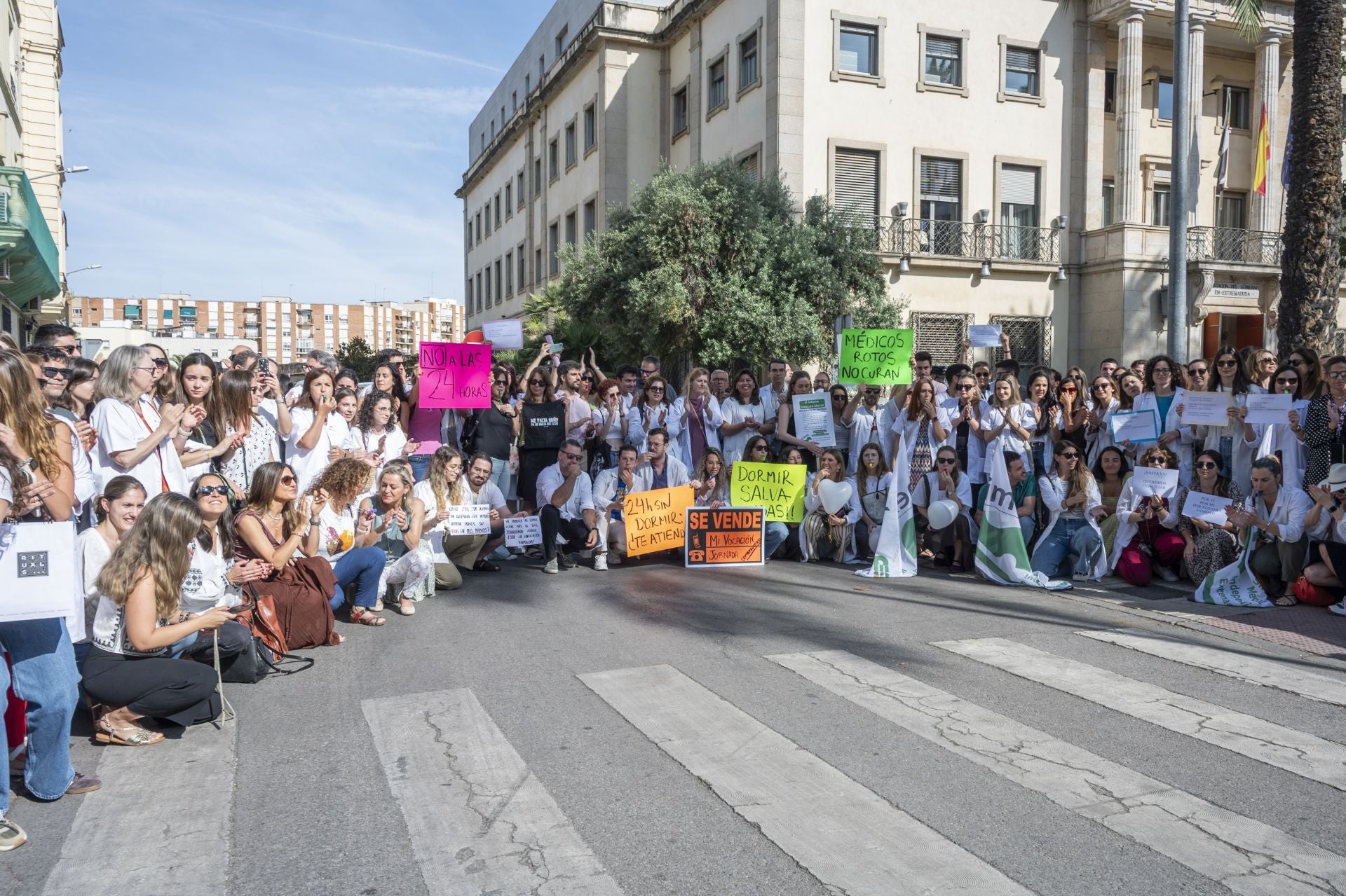 La protesta de los médicos extremeños, en imágenes