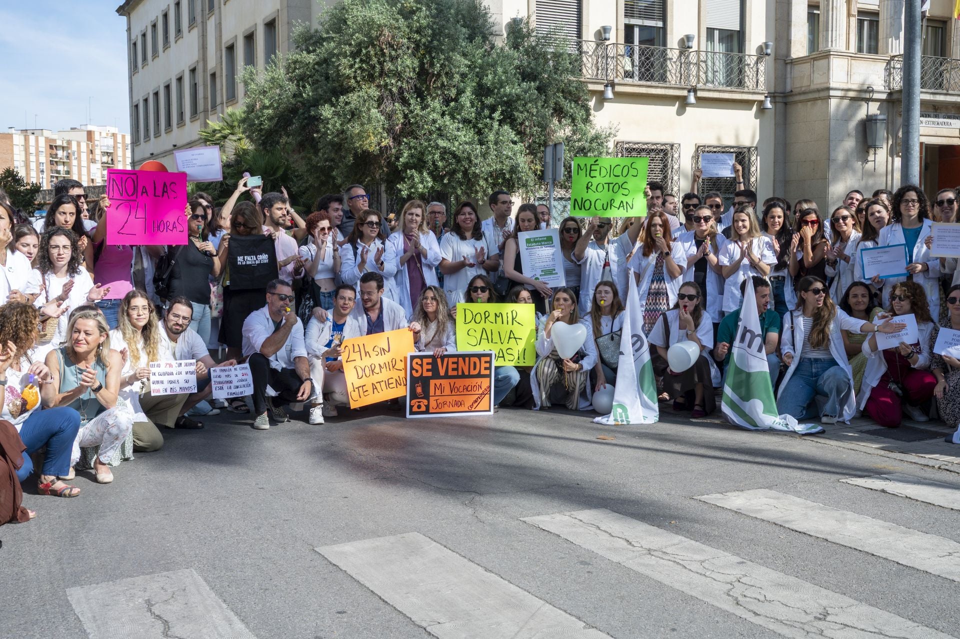 La protesta de los médicos extremeños, en imágenes