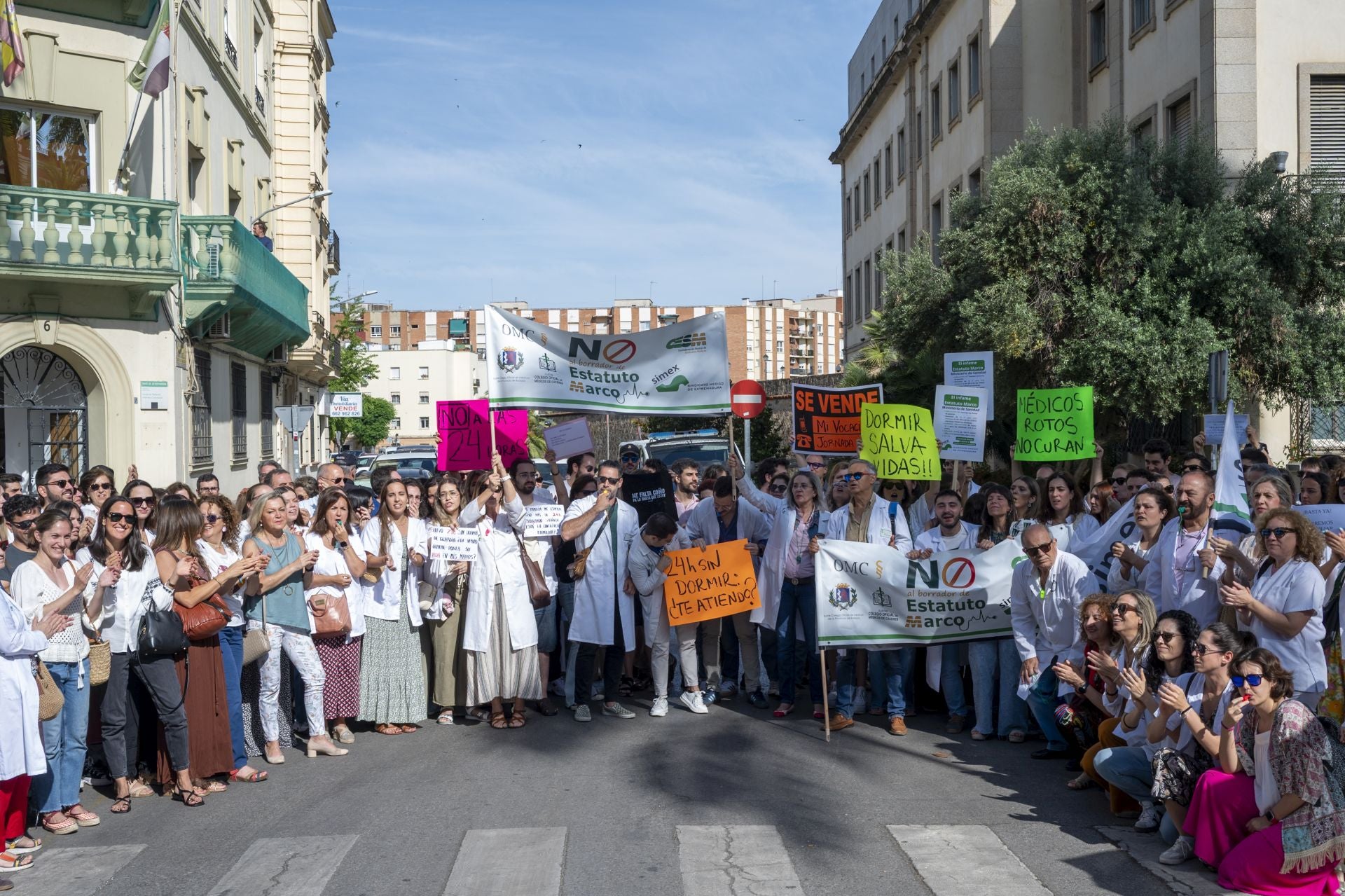 La protesta de los médicos extremeños, en imágenes