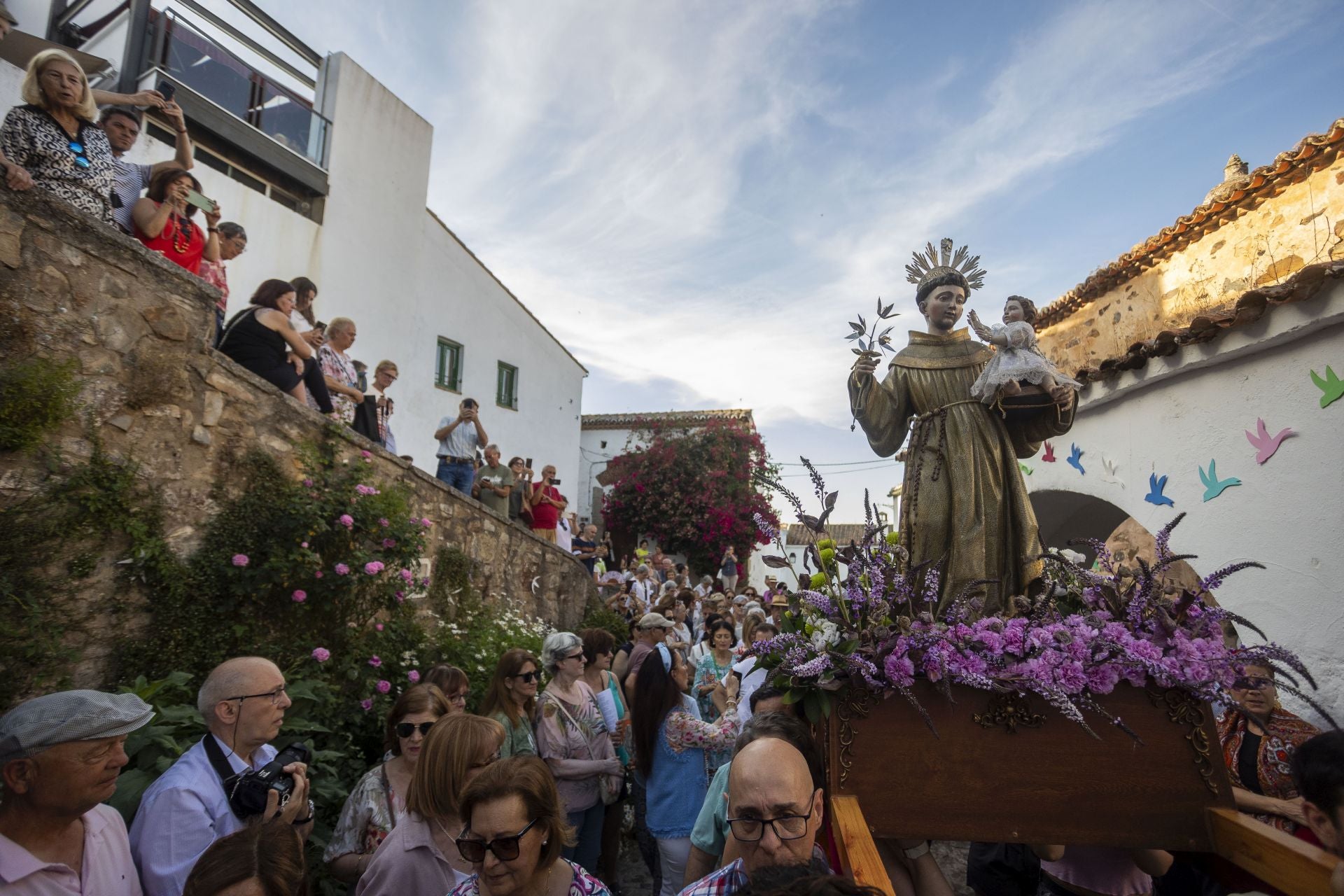 La ermita de San Antonio se levantó sobre una antigua sinagoga a partir de 1470. Fue reformada en 1666, según detalla el historiador Francisco Acedo en su libro 'Cáceres. La tierra de los diez mil siglos'.