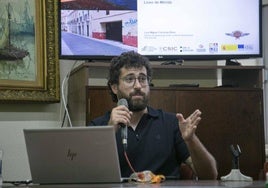 Luis Miguel Carranza explicando las construcciones de tierra en Extremadura.