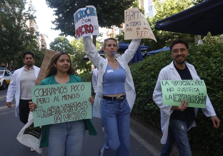 Algunos de los médicos que se han manifestado este viernes en Cáceres.