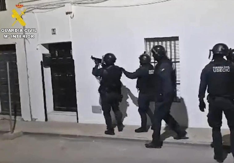 Agentes de la Guardia Civil en el momento de acceder a una de las viviendas registradas durante la 'Operación Hawk Temple'.