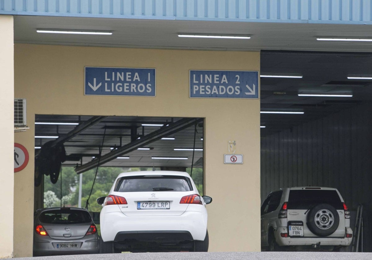 Coches en la estación de ITV de Mérida.