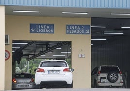 Coches en la estación de ITV de Mérida.