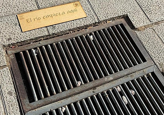 La tabla de madera que los alumnos han colocado en una alcantarilla.