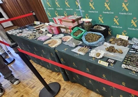 Droga y dinero intervenidos por la Guardia Civil.