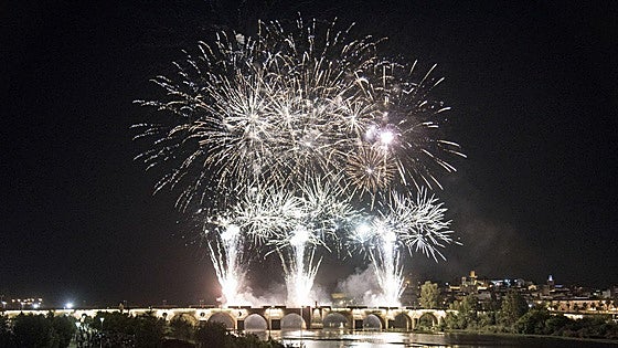 Dónde ver los fuegos artificiales de San Juan en Badajoz: los mejores sitios para disfrutar esta noche