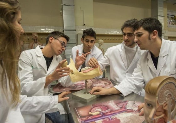 Imagen de archivo de alumnos de Medicina de la UEx en una clase de Anatomía.