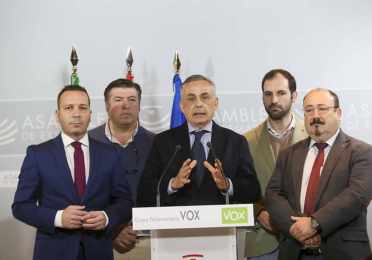 Ángel Pelayo Gordillo, en el centro y rodeado de los diputados de su formación.