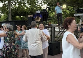Fotos | Los mayores disfrutan en la verbena de la feria