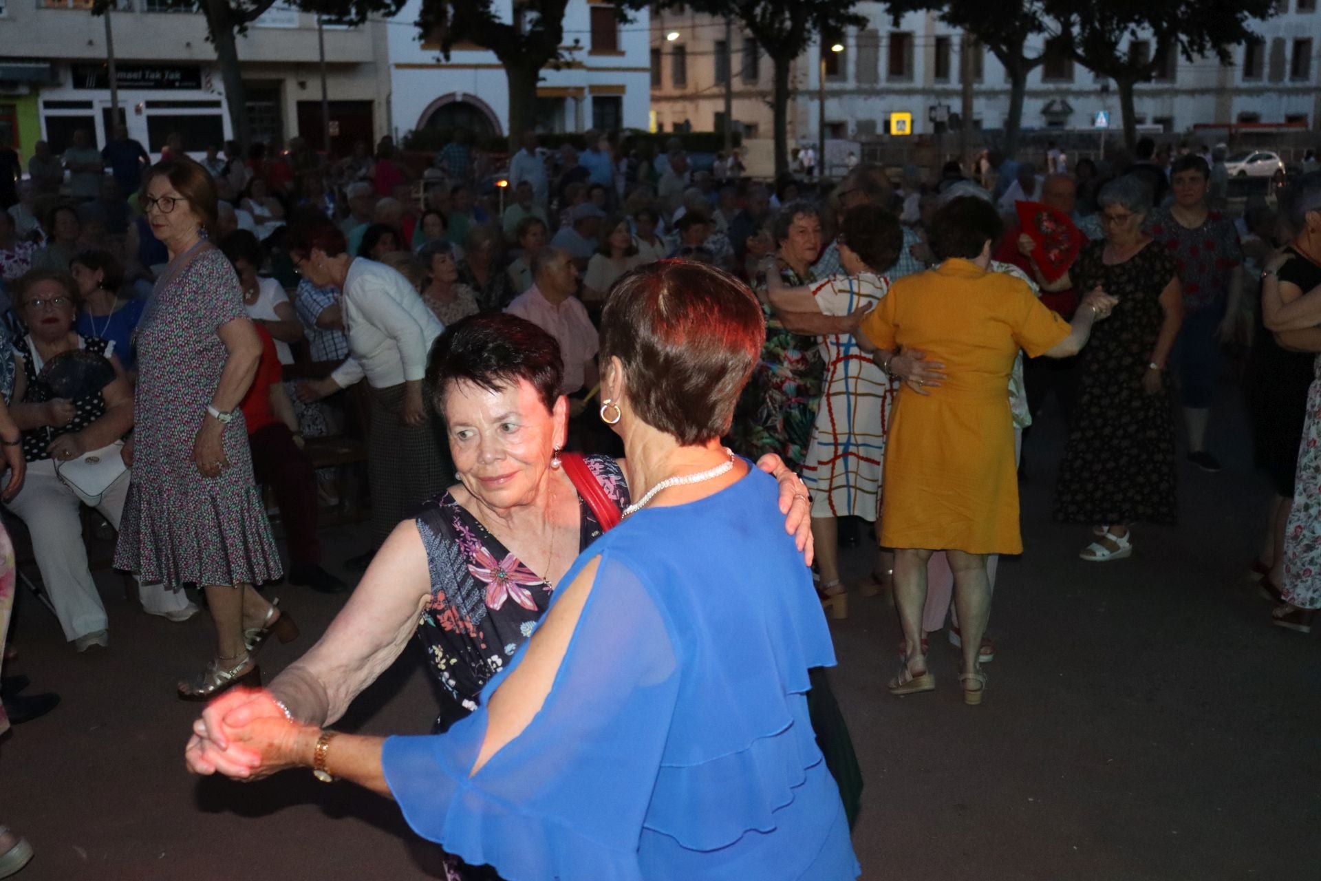 Fotos | Los mayores disfrutan en la verbena de la feria