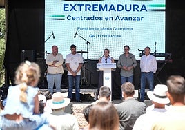 María Guardiola, este sábado en Carmonita, junto al consejero Abel Bautista y otros miembros del PP extremeño.