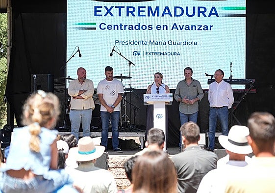 María Guardiola, este sábado en Carmonita, junto al consejero Abel Bautista y otros miembros del PP extremeño.