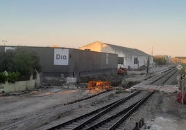 Obras en el paso a nivel cerrado en la calle Pablo Luengo.