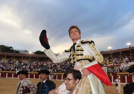 Borja Jiménez sale a hombros por la puerta del coso placentino.