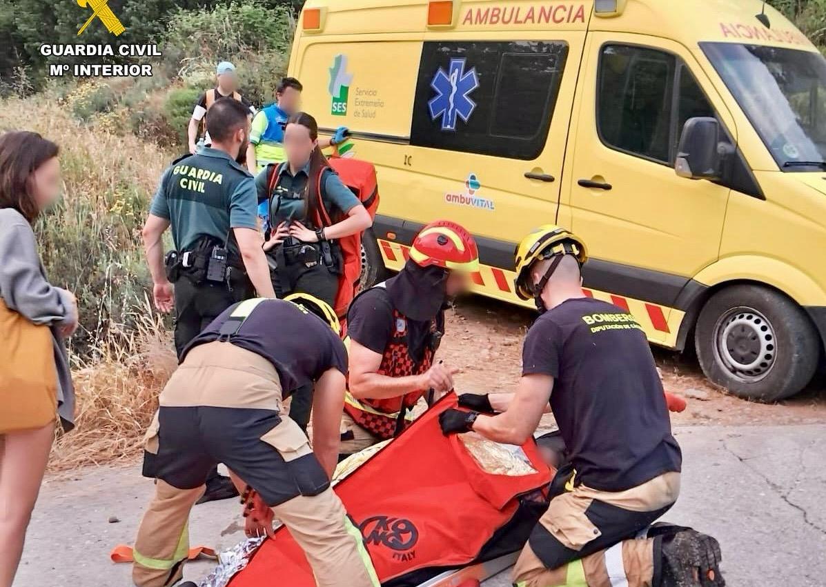 Imagen secundaria 1 - El equipo de rescate tuvo que sortear grandes piedras para llevar a la mujer hasta la ambulancia que la esperaba en una pista.