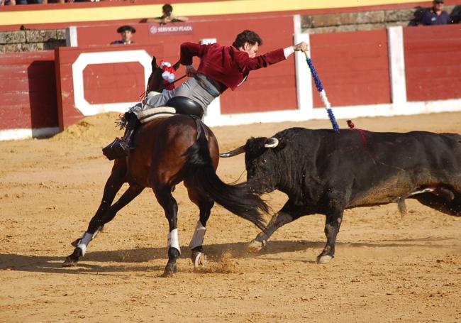 Leonardo Hernández durante el tercio de banderillas.