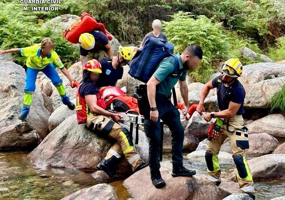 Complicado rescate en La Vera: tres horas a pie por la garganta de Minchones