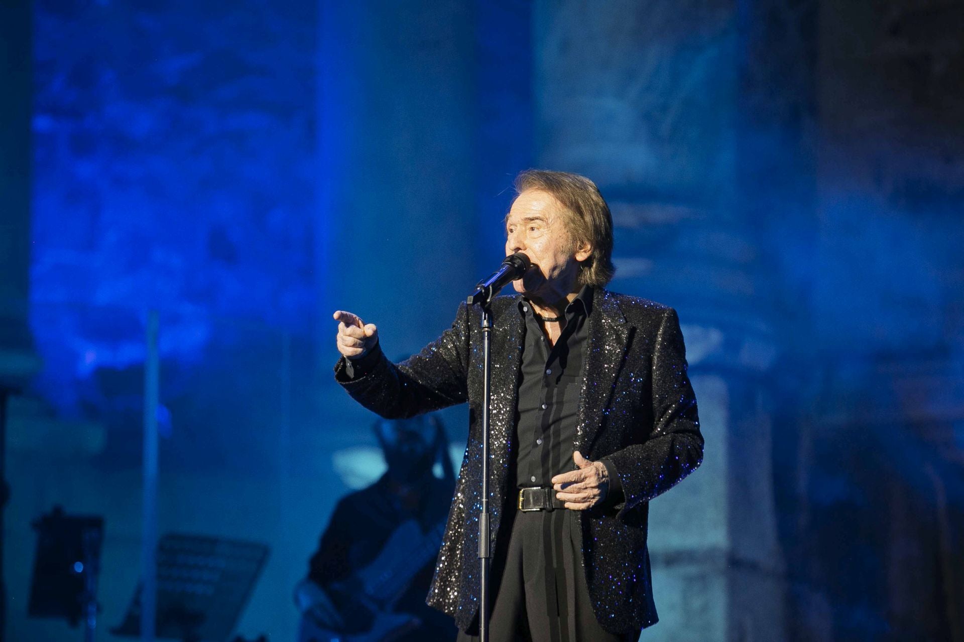 Raphael triunfa en su regreso al escenario del Teatro Romano