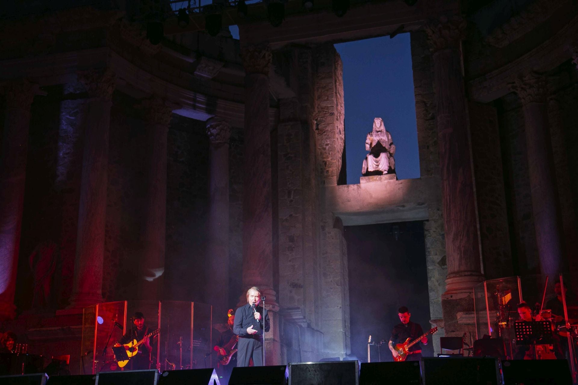 Raphael triunfa en su regreso al escenario del Teatro Romano