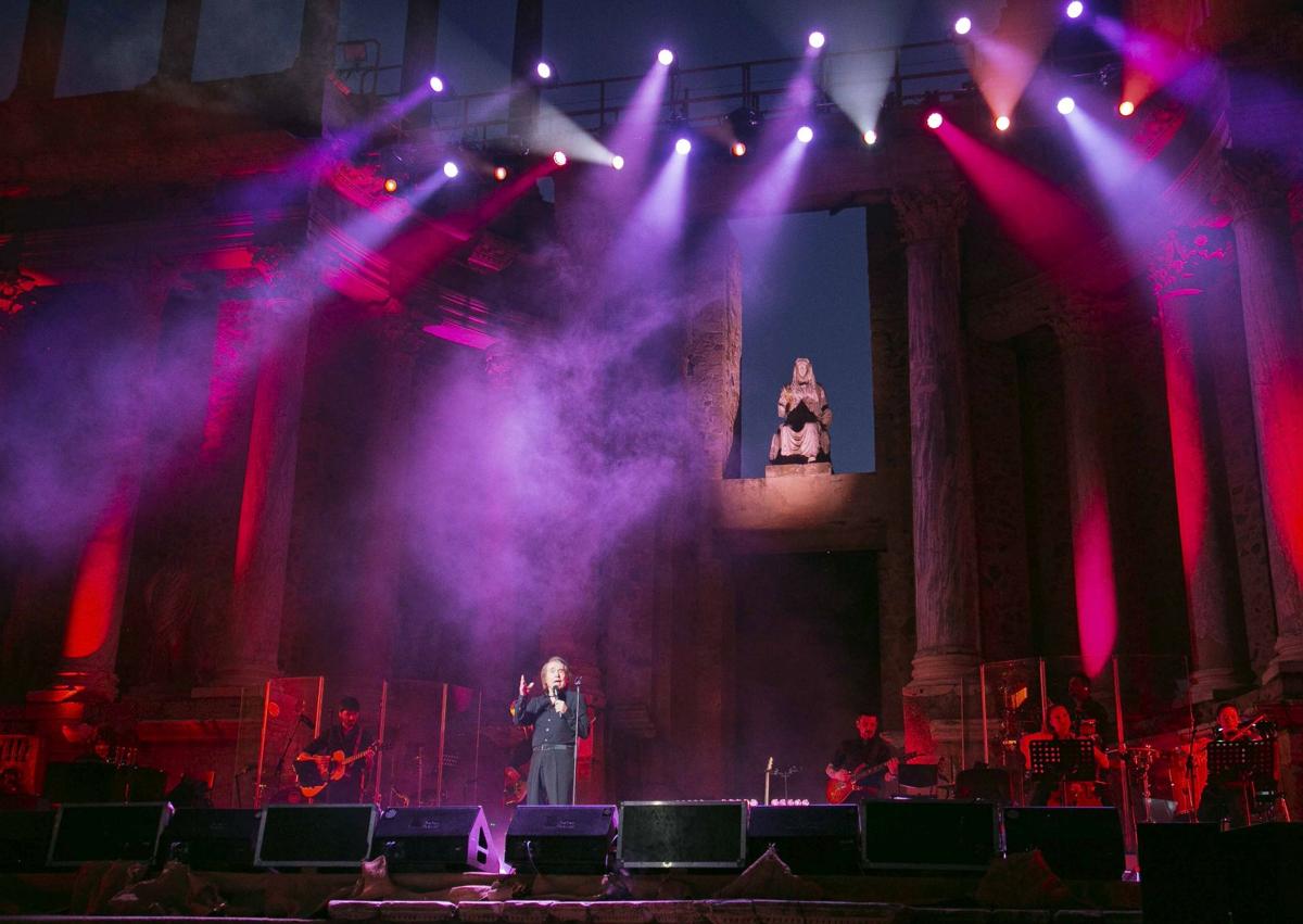 Imagen secundaria 1 - Raphael vuelve al escenario en una noche de «escándalo» en el Teatro Romano