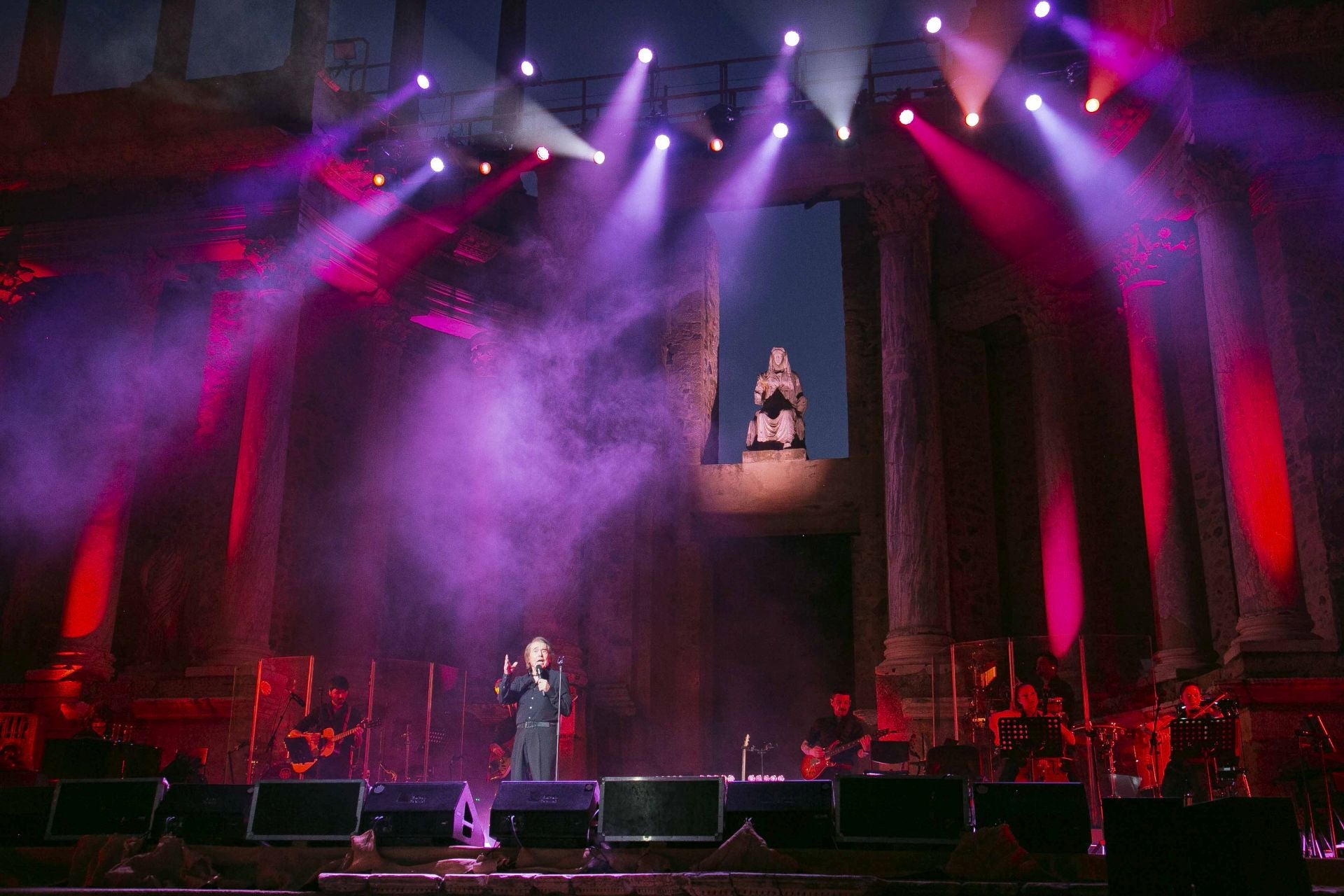 Raphael triunfa en su regreso al escenario del Teatro Romano