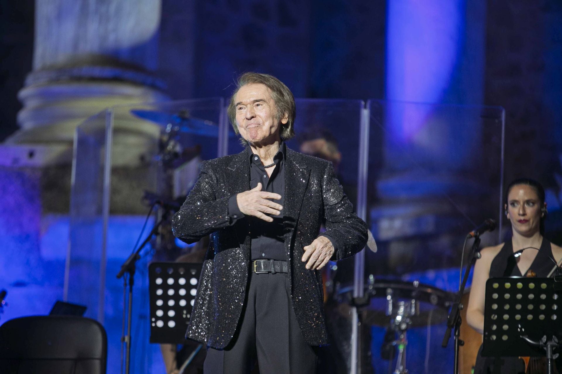 Raphael triunfa en su regreso al escenario del Teatro Romano