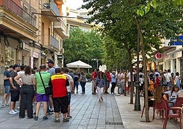 Cola ante la tienda del Cacereño el 6 de junio.
