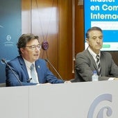 El consejero de Economía, Empleo y Transformación Digital, Guillermo Santamaría, y el decano de la Facultad de Económicas y Empresariales de la UEx, Luis Marín.