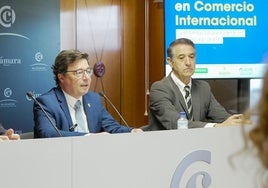 El consejero de Economía, Empleo y Transformación Digital, Guillermo Santamaría, y el decano de la Facultad de Económicas y Empresariales de la UEx, Luis Marín.