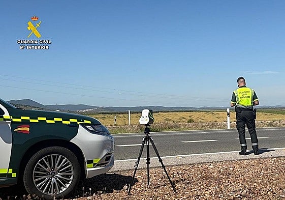 Interceptan a un conductor drogado cuando transportaba un kilo de metanfetamina por la N-430