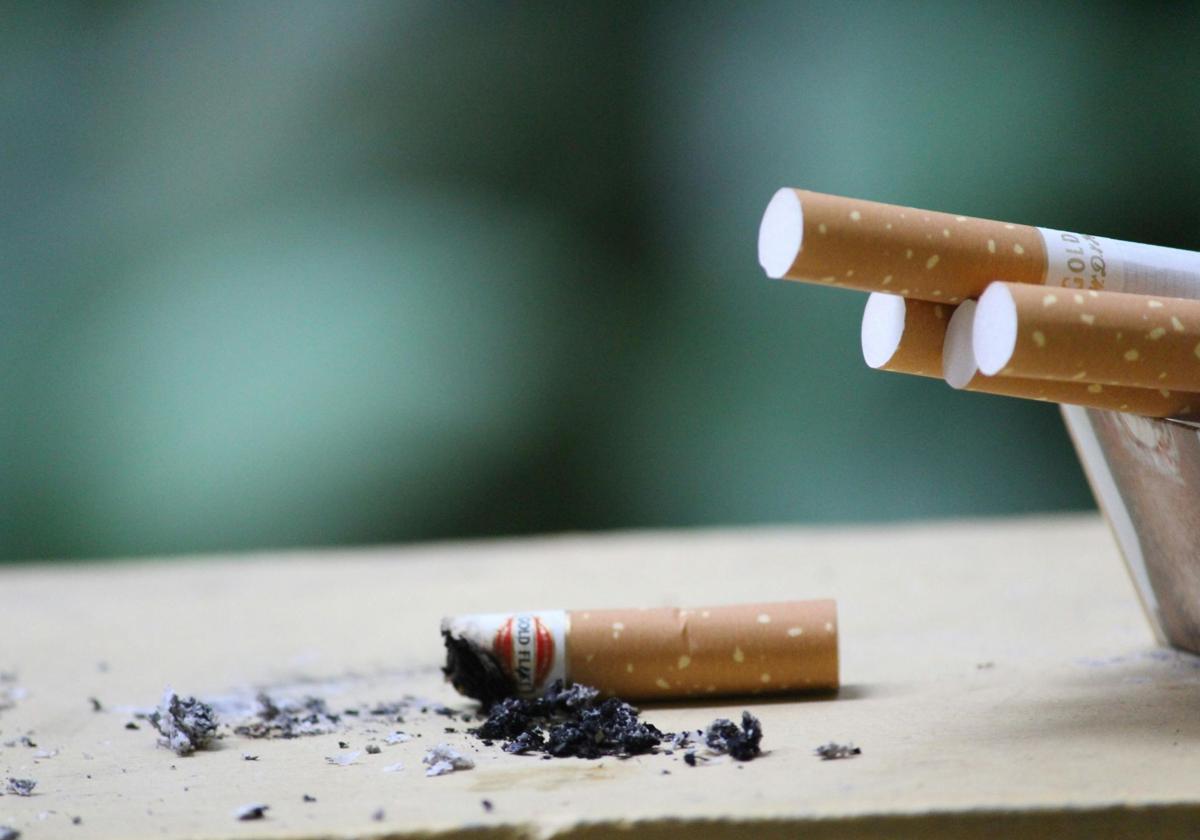 Imagen de algunos cigarrilos en un cenicero