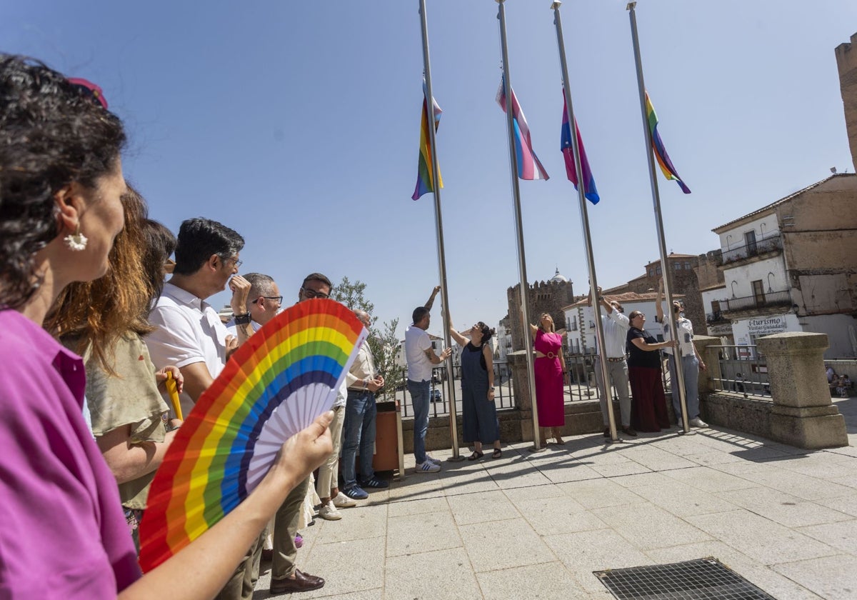 Izado de las banderas representativas del colectivo LGBTI este lunes en la Plaza Mayor.