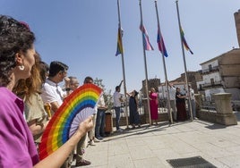 Izado de las banderas representativas del colectivo LGBTI este lunes en la Plaza Mayor.