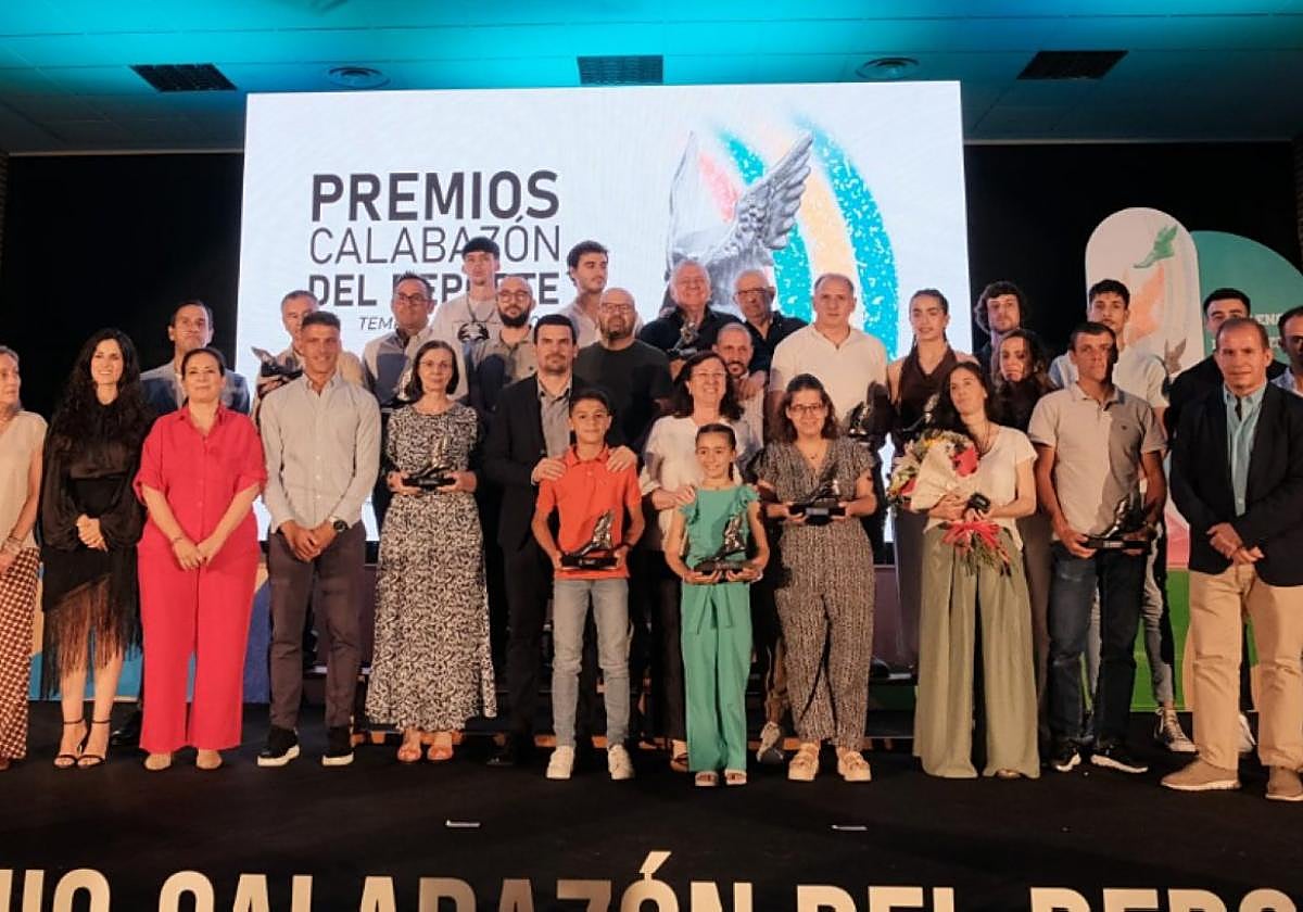 Autoridades y premiados durante la gala deportiva.