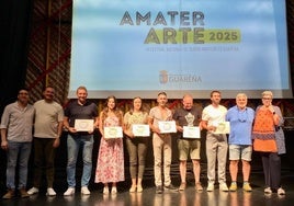 Foto de familia de los premiados en el festival.