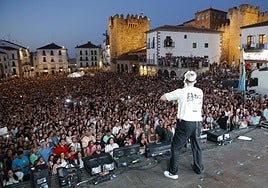 Un total de 15.000 personas acudieron a la Plaza Mayor en 2024 para disfrutar de Los 40 Summer Live.