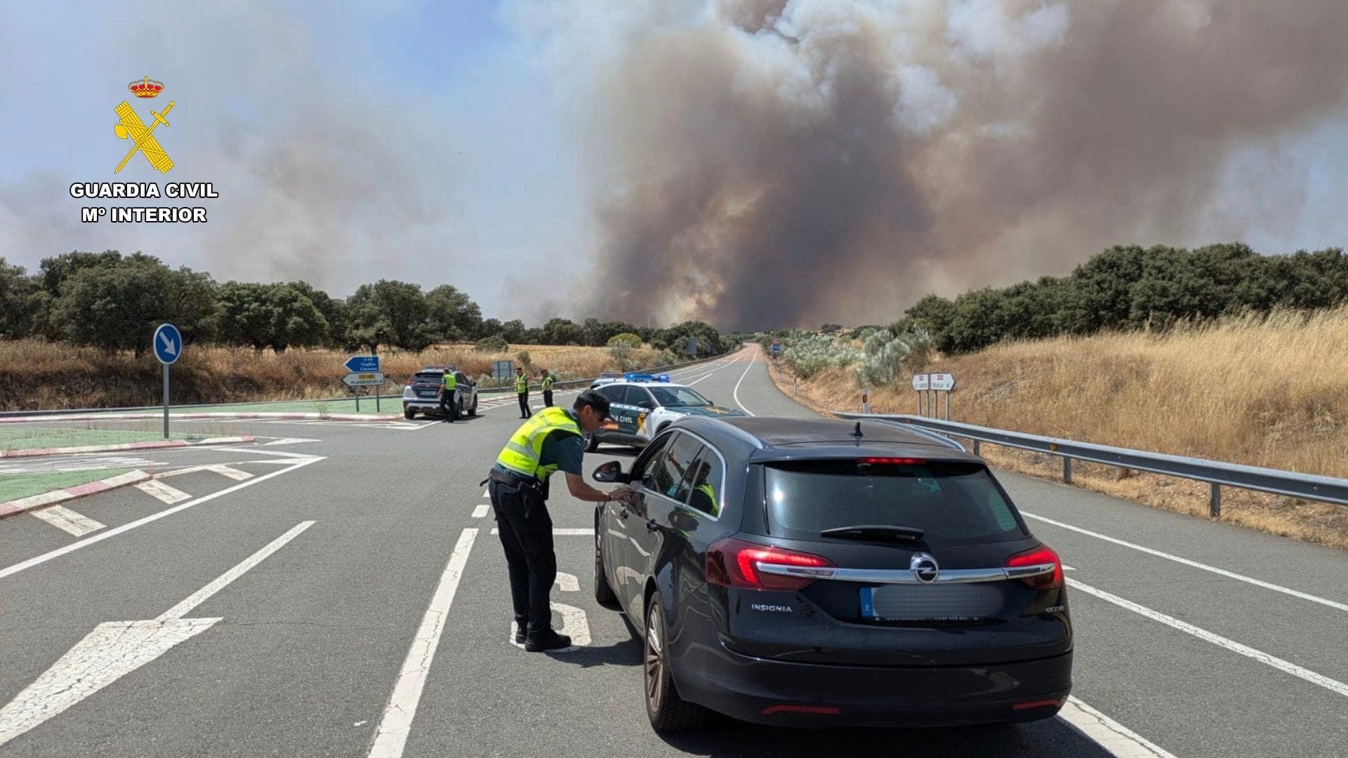 El fuego ha obligado a cortar dos carreteras entre Cáceres y Trujillo.