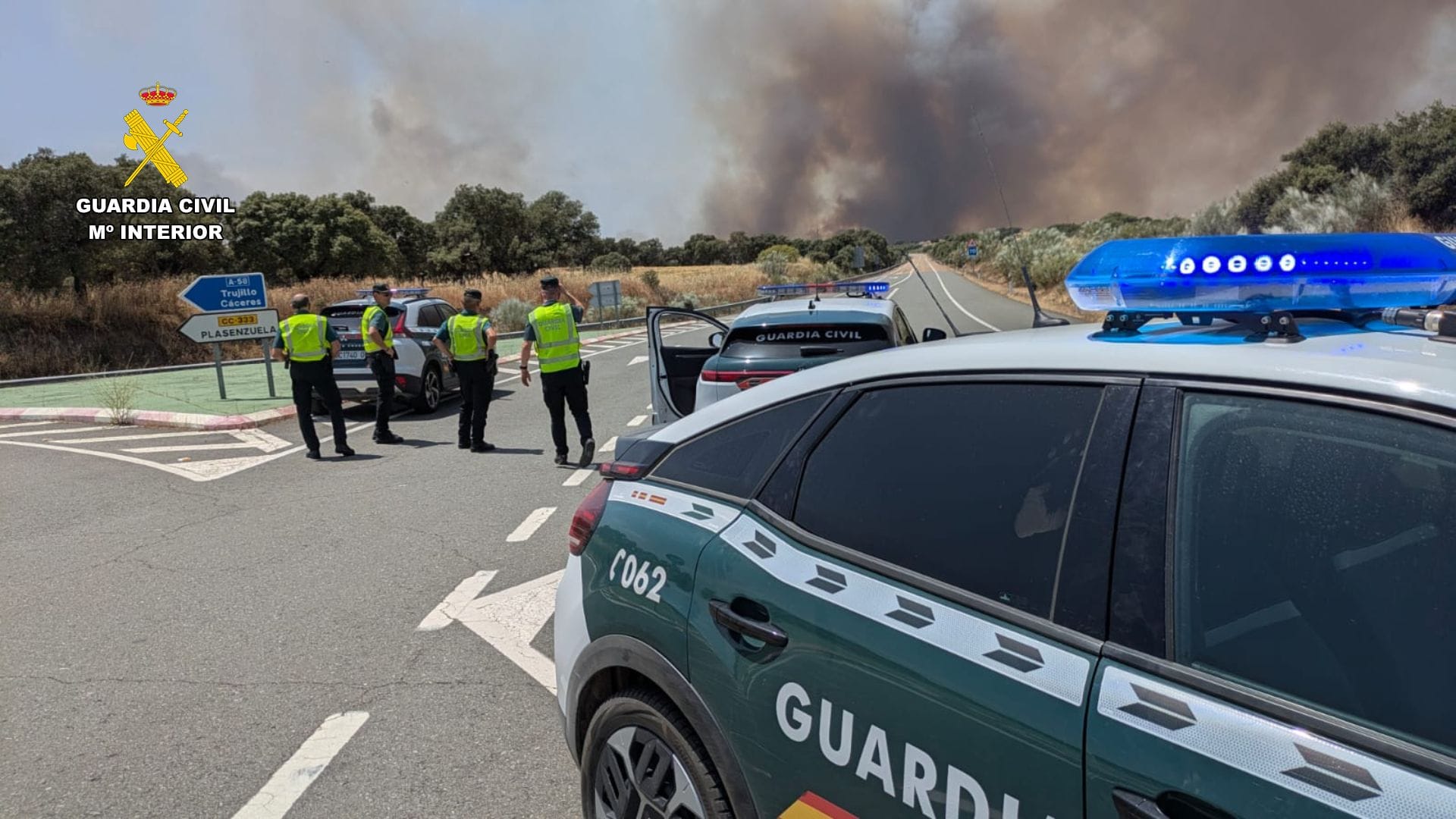 El fuego ha obligado a cortar dos carreteras entre Cáceres y Trujillo.