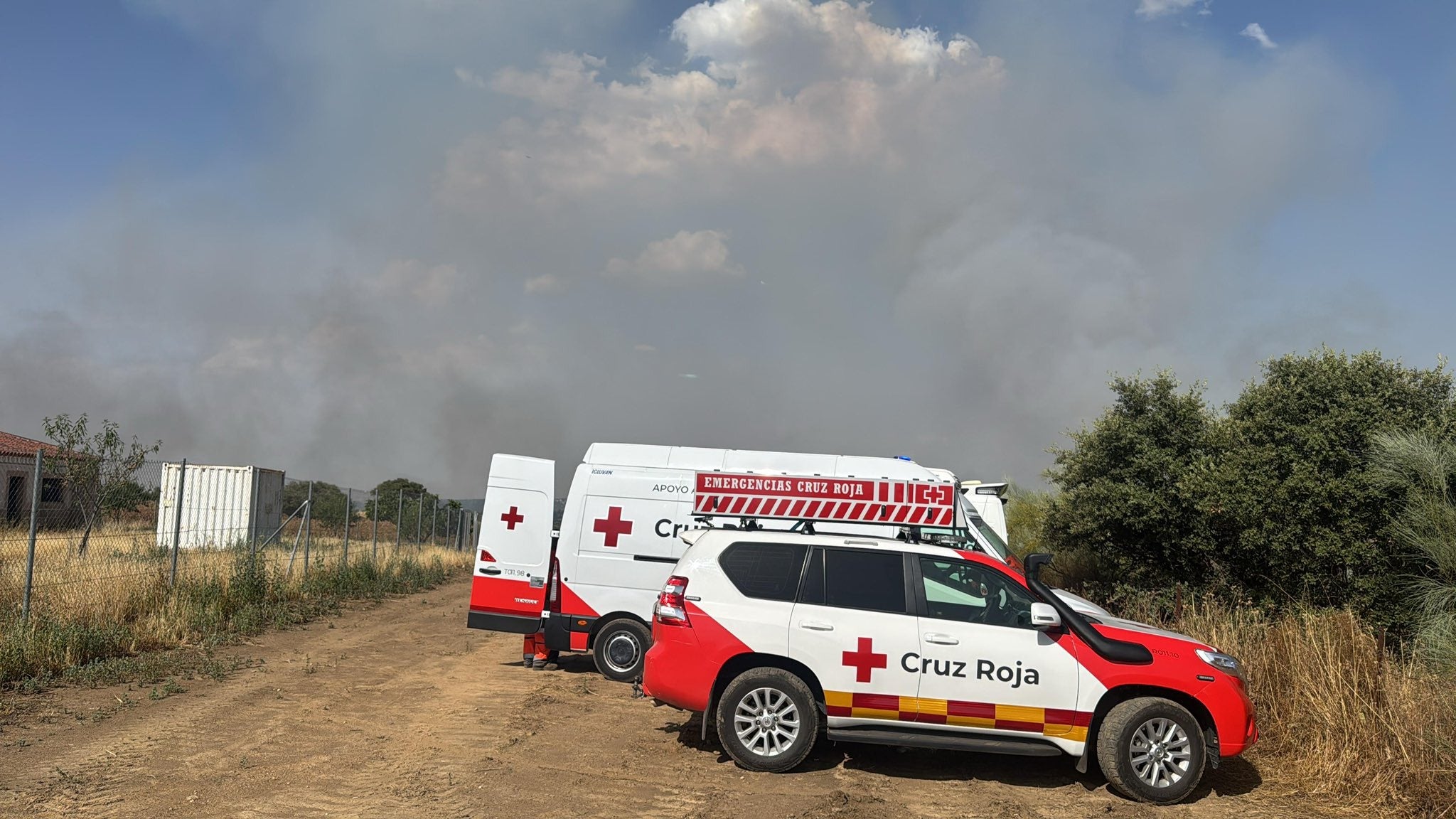 Equipos de Cruz Roja apoyando el dispositivo de extinción