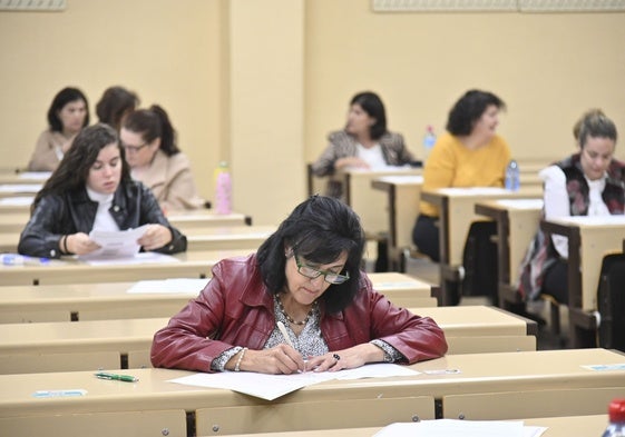 Aspirantes a una plaza del SES en un examen de oposición.