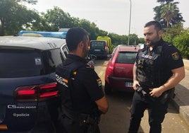 Los agentes en el lugar donde se produjo la emergencia.