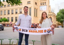 La directora del colegio Gloria Roldán y el responsable de cantera del BCB Adrián Zambrano.