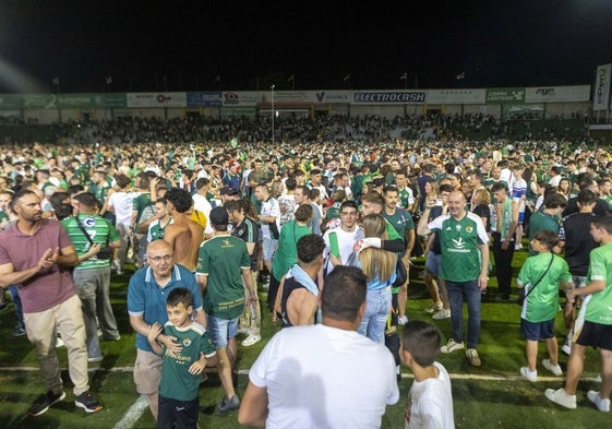 Momento en el que la afición del Cacereño accedió al Príncipe Felipe ante el Estepona.