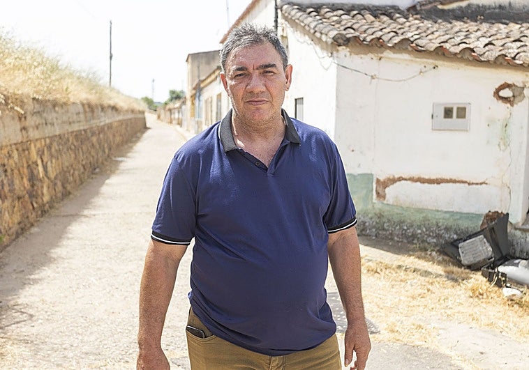 Alberto Alvarado, a la entrada de la calle en la que lleva viviendo años.