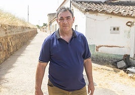 Alberto Alvarado, a la entrada de la calle en la que lleva viviendo años.