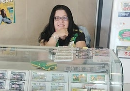 Ana Belén Furtado, esta mañana en su puesto de cupones en el Universitario de Badajoz.